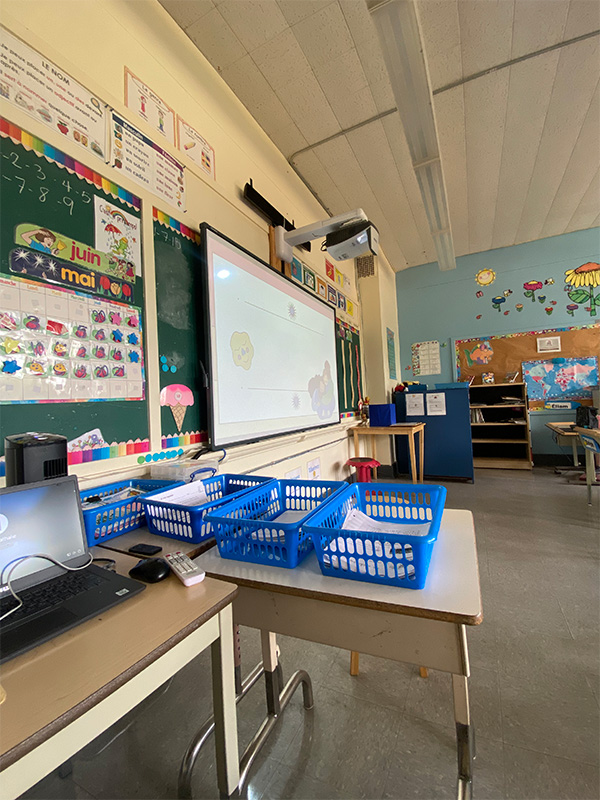 Projection d'un diaporama sur une toile en milieu scolaire.